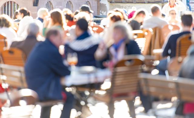 Gens déjeunant en terrasse