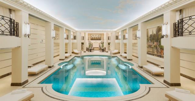 Le Ritz Club s'articule autour d'une piscine composée de 800 000 mosaïques.
