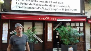 Pour protester l'arrêté, Christophe Cédat a affiché l'avis sur une grande banderole sur la...