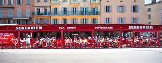 Le Café Sénéquier a rouvert ses portes le 25 août avec un protocole sanitaire stricte et une...
