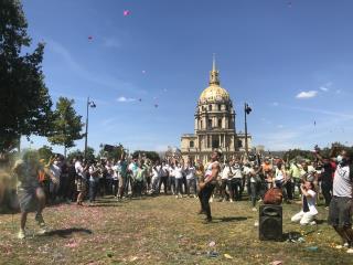 La manifestation du 12 juillet à Paris se voulait bon enfant et festive.