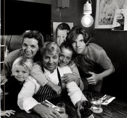 Isabelle et Edouard Loubet et leurs trois enfants.