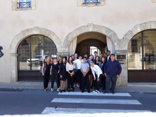 Les élèves du lycée Alexandre Dumas devant La bastide de Gordes & spa