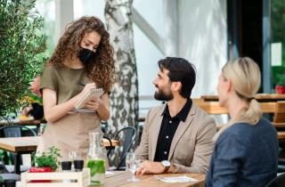 Le personnel ainsi que les clients, lors de leurs déplacements au sein de l'établissement, doivent...