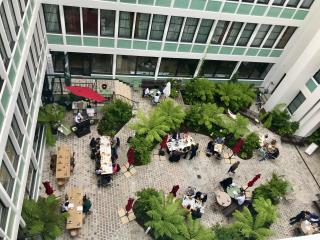 L'hôtel Le Grand Quartier a d'abord rouvert sa cour-jardin, en organisant dîners, brunchs et...