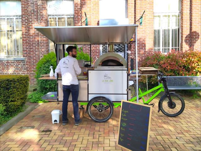 Dans l’espace public, les restaurateurs nomades cuisinent face aux clients. Une proximité qui favorise l’échange, la visibilité… et la fidélisation.