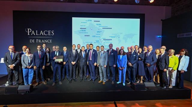 Les dirigeants des 33 palaces de la collection 2016 entourent le ministre du Tourisme, Serge Papin.