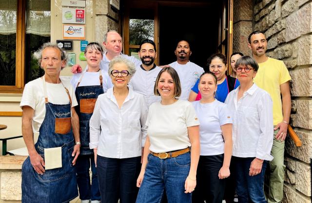 Camille Dugas-Dhombres entourée par toute l'équipe qui va l'accompagner tout au long de la saison.