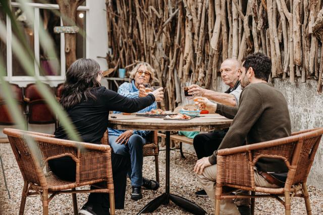 Chez Demain c'est loin, à Hendaye, la convivialité est de mise.