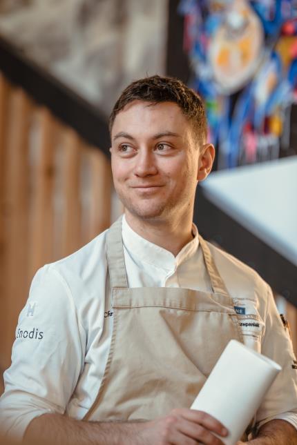 Maxime Szczepaniak s'épanouit et connaît un succès rapide dans sa nouvelle vie professionnelle. 