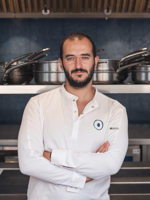 Antoine Gras est récompensé pour sa cuisine iodée, alliant produits locaux et délicatesse.