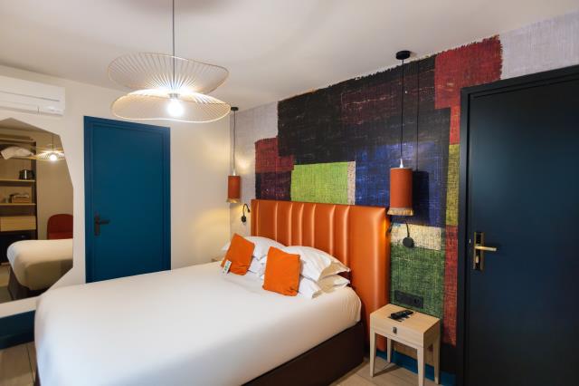 Chambre familiale avec douche de l'hôtel Verlaine, à Cannes.