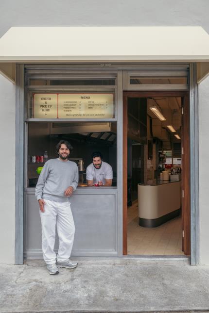 Charles Ganem et Samuel Nataf, devant leur comptoir londonien.