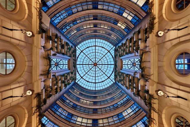 La verrière dans l'atrium du Paris Marriott Champs-Elysées. 