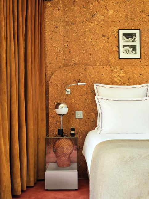 Muts en liège et béton brut au plafond dans une suite, l'esprit rock du Bus Palladium.