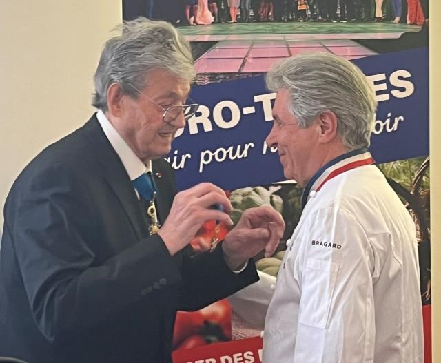 Guy Legay remet à Michel Roth la médaille d'officier de l'ordre national du mérite