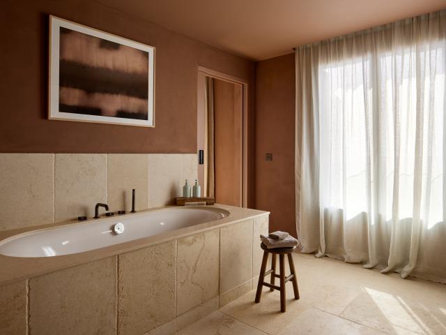 Salle de bains d'une suite du Soukana, au Zannier Île de Bendor. 