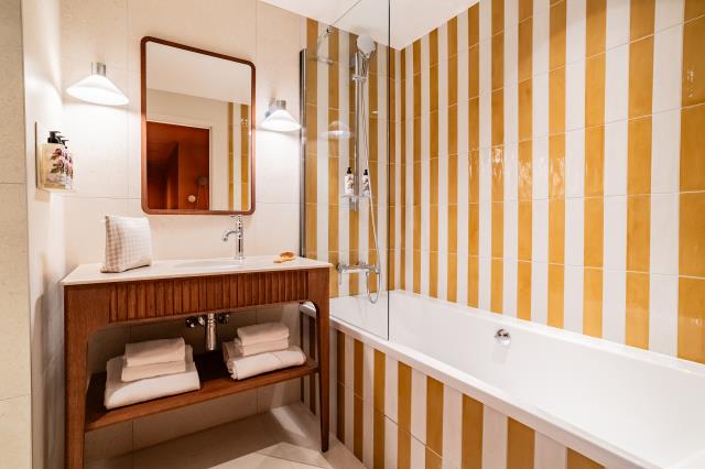 Une salle de bains de l'hôtel Lepoussin à Cannes. 