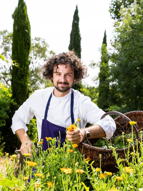 Romain Zarazaga, jeune chef de 29 ans, obtient sa 1ère étoile un an après l'ouverture de Lueurs,...