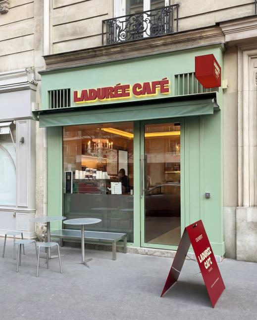 Ladurée Café mise sur sa notoriété et son expérience gourmande pour s’attaquer au segment des coffee-shops.