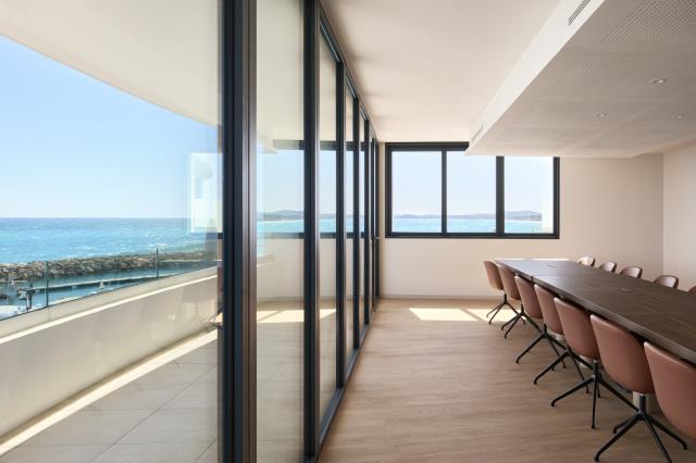 Des espaces de réunion modulables sont prévus pour la clientèle affaires. 