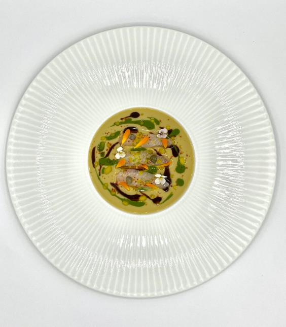 Daurade marinée, velours d’artichaut à l’ail noir de Vers-Pont-Du-Gard et roquette, un plat locavore imaginé par le chef étoilé Denis Martin à La Belle Vie dans le Gard.