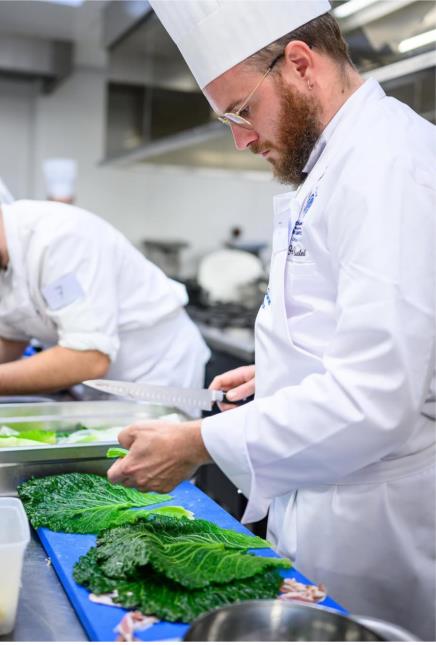 Paul Quetel a remporté le championnat du chou farci, qu'il propose dans son restaurant à Caen.
