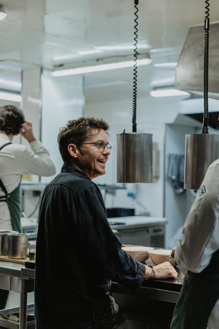 Nicolas Conraux, chef de l'hôtel-restaurant La Butte, compose des plats intégrant de nombreux produits fermentés 