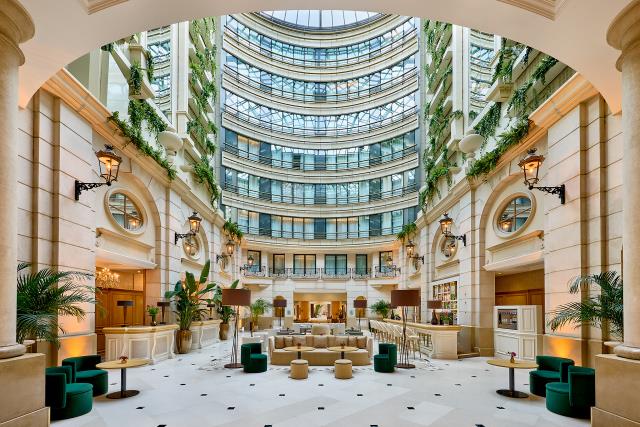 Le vaste lobby du Marriott Champs-Elysees et sa spectaculaire verrière. 