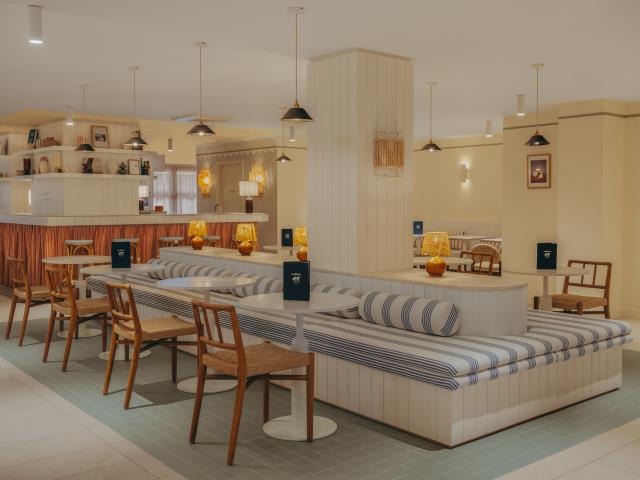 Les espaces communs de l'hôtel Coeur Marin ont été pensées comme des lieux de vie modulables tout au long de la journée