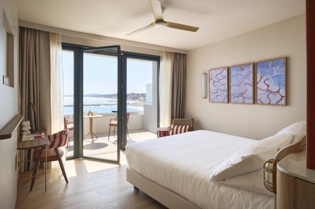 Une chambre du Marina Baie des Anges Hôtel, Curio Collection, à Villeneuve-Loubet.