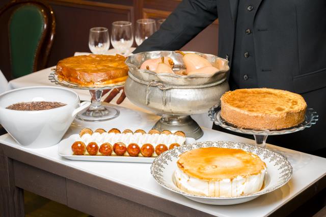 Le chariot de desserts du restaurant Le Classique, ouvert par Philippe Etchebest, fait l'unanimité auprès des clients