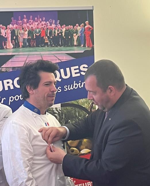 Guillaume Gomez remet à Nicolas Brenelière la médaille du Mérite Agricole