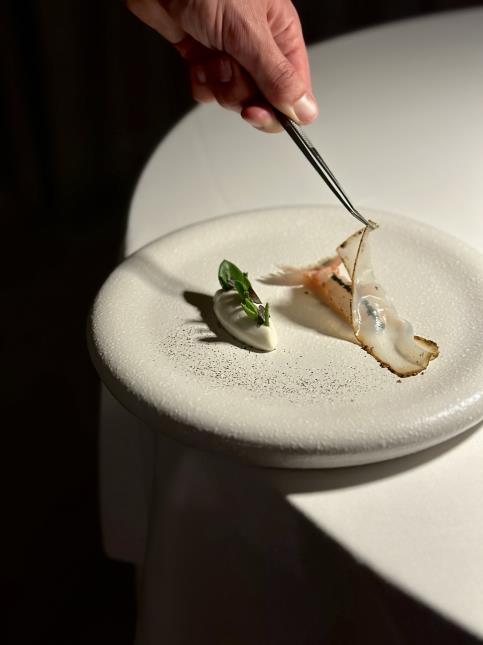 Langoustine crue, marinade à chaud de vapeur d’algue, transparence d’encornet comme un lard de Colonnata, raisin de mer, concentré d’iode, bouillon pur, huile de poivre sauvage par Clément Vergeat