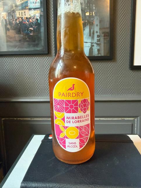 A l'heure de l'apéritif à la brasserie contemporaine UME, Charles Coulombeau a choisi de mettre en avant Pairdry, une boisson locale sans alcool à base de houblon et de mirabelles de Lorraine.