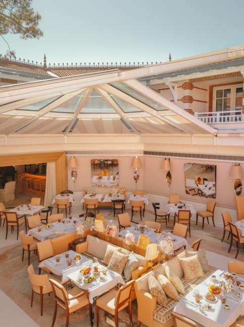 Le restaurant central, et sa verrière au toit ouvrant.