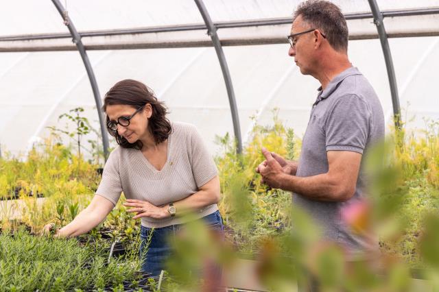 Anne-Sophie Pic (ici avec le pépiniériste Laurent Bourgeois), cheffe engagée auprès de l'Unesco en faveur de la préservation du patrimoine culturel immatériel et du savoir-faire