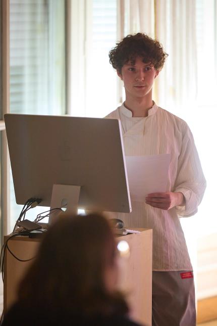 Élève à l'ENSCI-Les Ateliers, le futur designer Gauthier Carnéjac-Dijoux a créé un rideau parfumé, grâce au procédé de microencapsulation. 