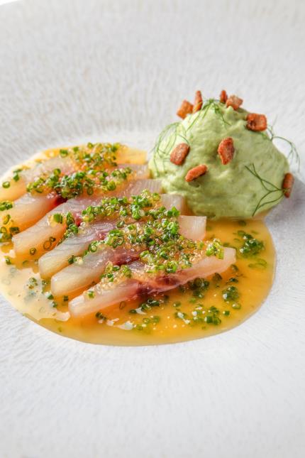 Féra du Léman fumée par nos soins et marinée à la pomme, crémeux de fenouil et crozets croustillants 