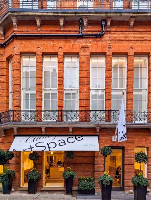 Le ArtSpace Café, coffee shop du palace The Claridge's à Londres, dispose de sa propre entrée