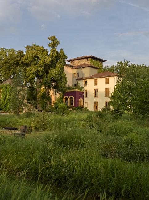 A Ouches, la famille Troisgros continue de faire rayonner la côte roannaise à travers le monde grâce à sa gastronomie d'exception.