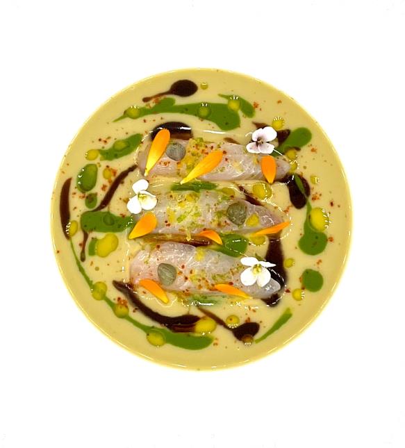 Daurade marinée, velours d’artichaut à l’ail noir de Vers-Pont-Du-Gard et roquette, un plat...