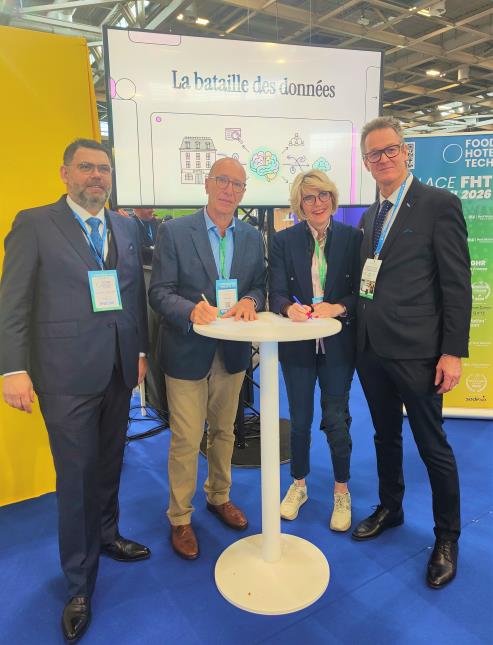 Siganture du partenariat HCommunity-GHR. De g. à d. : Guilain Denisselle, membre du comié France, Pascal Buchner, président de HCommunity, Catherine Querard, présidente du GHR,, et François Gauthier, VP GHR