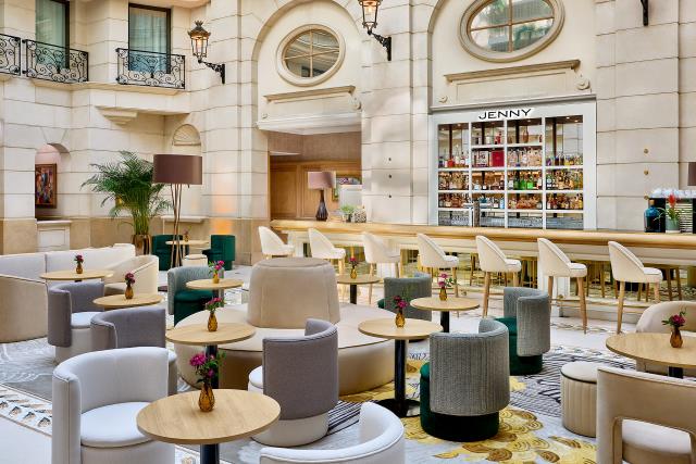 Le lobby du Paris Marriott Champs-Elysées, et le bar Jenny, inspirée par la couturière parisienne Jenny Sacerdote.