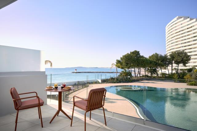 Le lagon et place privée du Marina Baie des Anges Hôtel, Curio Collection, à Villeneuve-Loubert, au pied des pyramides d'André Minangoy.