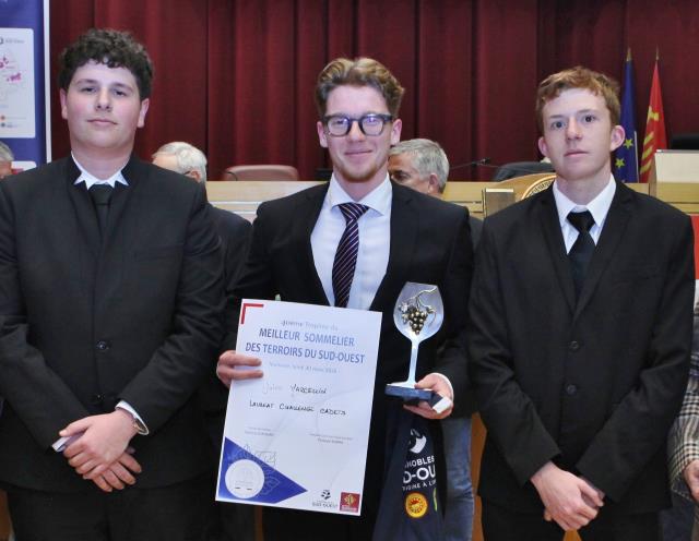 Nathan Fleury et Adrien Cardinal entourent le vainqueur Jules Mercelin.