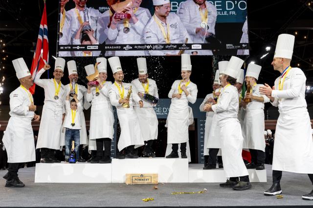 Le Danemark, représenté par le chef Christian WELLENDORF, monte sur la première marche du podium.