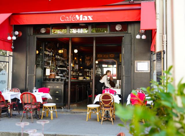 Le Café Max, un bistro parisien près des Invalides, est tenu depuis plusieurs années par Frédéric Vardon.