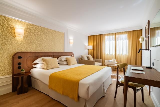 Uen chambre supérieure de l'hôtel Lepoussin à Cannes. 