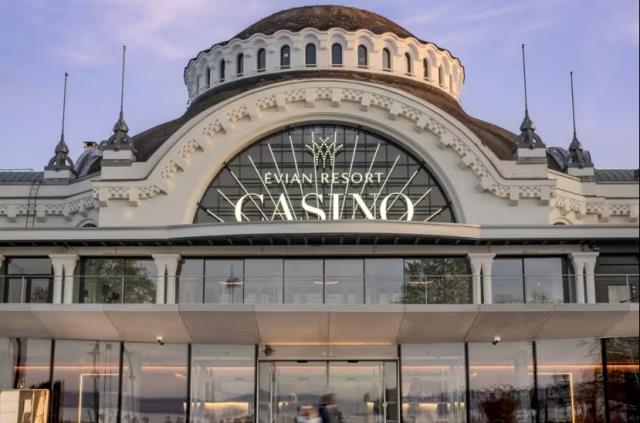 L'emblatique coupole du casino d'Evian a été sauvée par les sapeurs-pompiers.